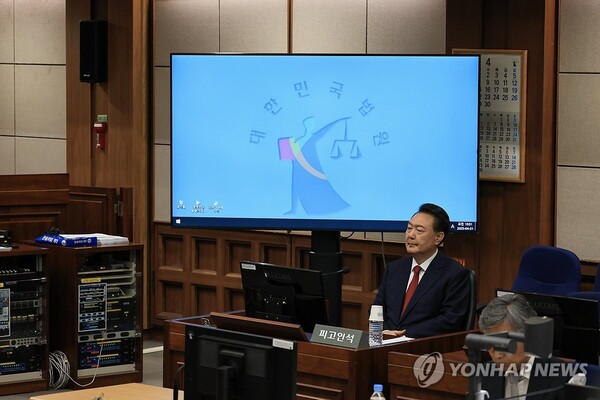 윤석열 전 대통령이 21일 서울 서초구 서울중앙지법에서 열린 내란 우두머리 혐의 형사재판 2차 공판에 출석해 있다. /연합뉴스