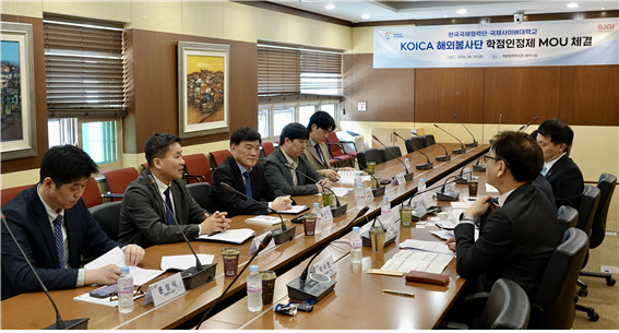 국제사이버대학교가 한국국제협력단(KOICA)과 함께 ‘KOICA 해외봉사단 학점인정제’ 도입을 위한 업무협약을 체결했다./국제사이버대학교