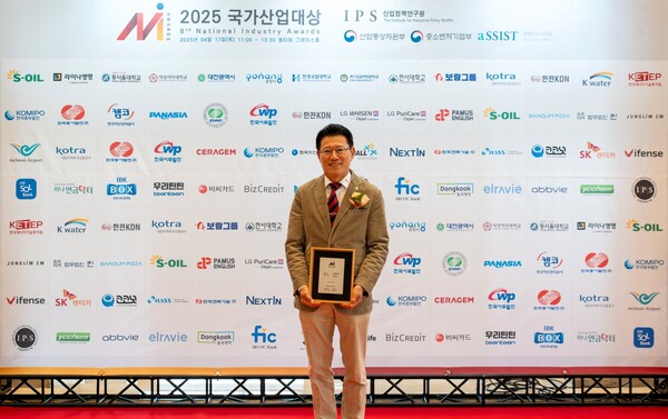 김기태 보람상조 영업부문 대표이사가 국가산업대상을 수상한 뒤 기념촬영을 하고 있다./보람그룹