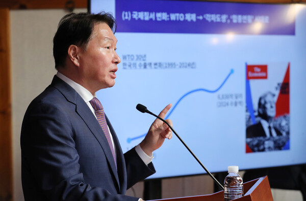 최태원 대한상의 회장이 22일 서울 여의도 국회 사랑재에서 열린 국회 싱크탱크 미래산업포럼 발족식에서 '최근 한국경제의 도전과제와 대응방향'을 주제로 기조연설 하고 있다. 사진=연합뉴스