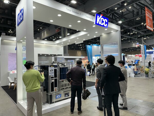 KCC가 제15회 국제물류산업대전에 페인트 메이커로는 유일하게 참가했다. KCC 물류로봇 전용 바닥재 토털 솔루션과 도장 로봇 ‘스마트캔버스’를 소개하는 킨텍스 KCC 부스 현장./KCC