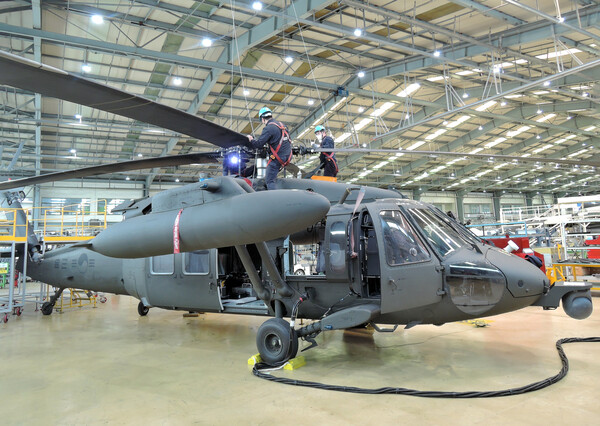  대한항공 부산테크센터에서 UH-60 헬기 창정비를 수행하는 모습./대한항공