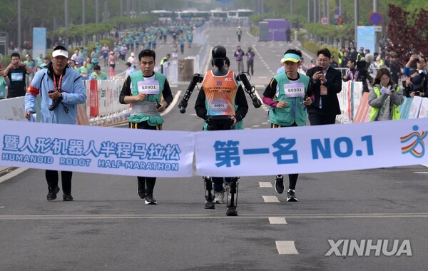 최근 IT(정보기술) 산업의 추세로 떠오른 인공지능(AI)과 로봇 분야에서 중국은 한국을 단순히 앞선 정도가 아니다. 19일 중국 베이징에서 열린 세계 최초의 휴머노이드 달리기 시합은 중국 로봇 굴기의 단면을 보여줬다. / 신화통신