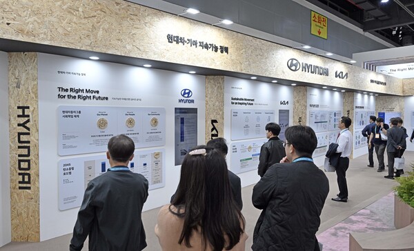 서울 서초구에 위치한 aT센터에서 열린 '2025 자동차부품산업 ESG·부품산업 박람회'에서 관람객이 행사장을 둘러보고 있다./현대자동차그룹