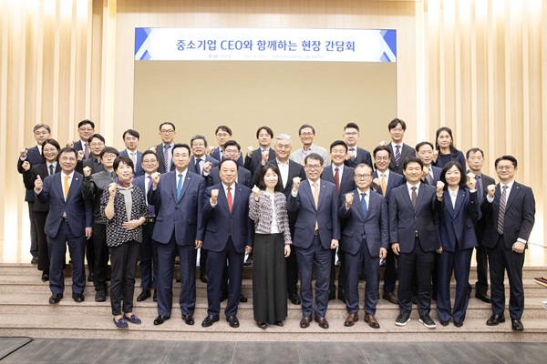 IBK기업은행이 23일 현장 중심 경영의 일환으로 안양과천상공회의소에서 서울 구로, 경기 안양 등 서울·경기 소재 중소기업 대표 24명을 초청해 중소기업 현장 간담회를 개최했다. /IBK기업은행 제공