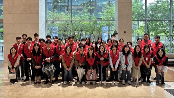 SK증권은 지난 22일 ‘지구의 날’을 맞아 여의도 일대에서 ‘담배꽁초 없는 영등포 만들기’ ESG 환경 캠페인을 진행했다. /SK증권 제공