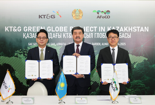 KT&G가 지난 22일 현지 산림 조성을 돕는 ‘Green Globe Project’ 추진을 위한 업무협약(MOU)을 체결했다.사진은 ‘Green Globe Project’ 업무협약식에 참석한 (왼쪽부터)방경만KT&G 사장, 예를란니산바예프생태∙천연자원부 장관, 진선필 아시아산림협력기구사무차장이기념사진을 촬영하는 모습. / KT&G 제공