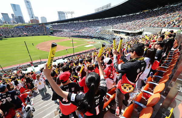 20일 서울 잠실야구장에서 열린 2025 프로야구 KBO리그 KIA 타이거즈와 두산 베어스의 경기에서 관중들이 응원을 하며 경기를 지켜보고 있다. /연합뉴스