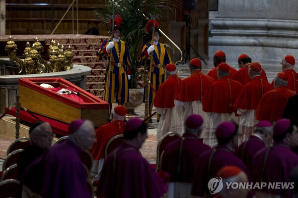 성베드로 대성전으로 운구된 프란치스코 교황의 관. /연랍뉴스