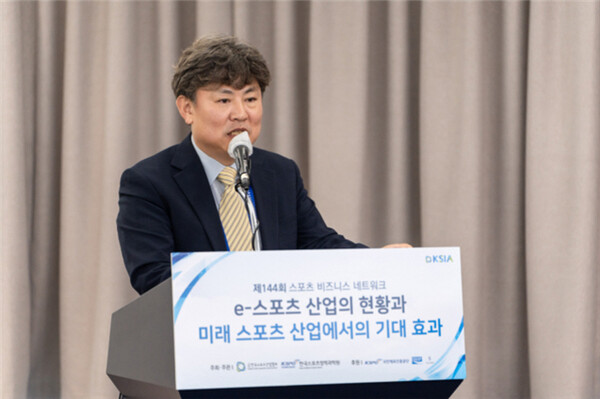 한남희 고려대학교 교수가 포럼위원장으로서 제144회 스포츠 비즈니스 네트워크에서 포럼의 취지와 방향을 설명하고 있다. /한국스포츠산업협회 제공