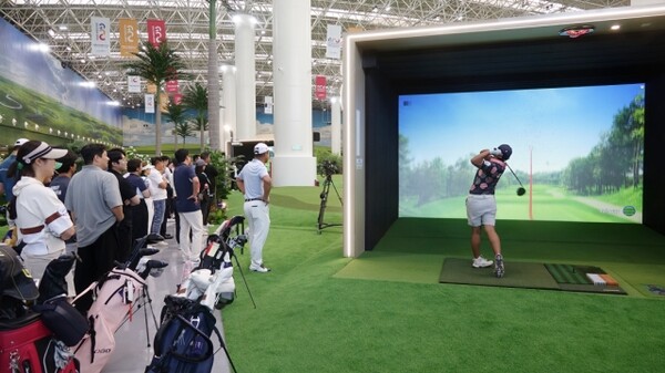 지난해 9월 13일부터 15일까지 중국 텐진 시티골프에서 열린 2024 골프존 시티골프 차이나 오픈에서 갤러리들이 스크린부스에서 티샷하는 선수를 바라보고 있다. /골프존 제공