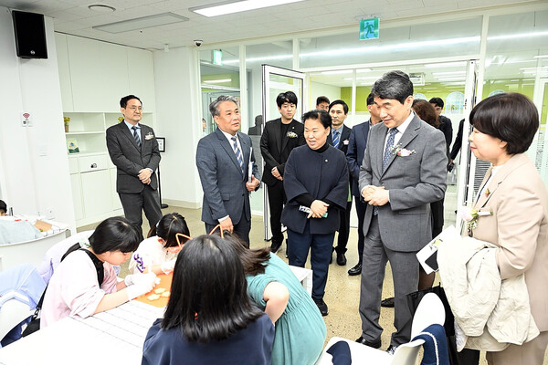 시흥시(시장 임병택)는 22일 학교복합시설 소래너나들이센터에서 현장 간담회를 열고, 이주호 사회부총리 겸 교육부 장관을 비롯한 관계자들이 참석한 가운데 시설의 운영 현황 및 향후 방향에 대해 논의했다./ 시흥시 제공