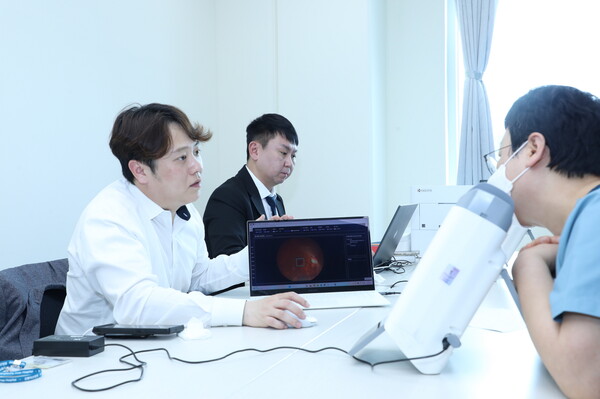 대웅제약 관계자가 AI 실명질환 진단 보조 솔루션 위스키(WISKY)를 활용한 검사에 대해 설명하고 있다./대웅제약 제공