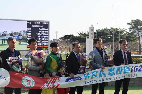2025년 4월6일 KRA컵 마일 우승 단체사진. /한국마사회 제공