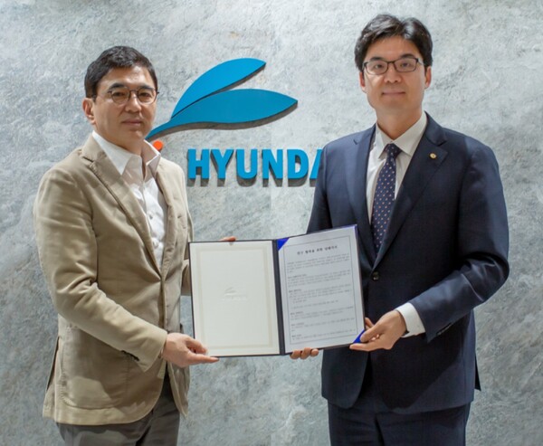 이형승 티에스바이오 대표이사(좌), 이상준 현대약품 대표이사(우). /현대약품 제공