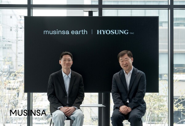무신사 성수 N1에서 열린 업무협약식에서 기념사진을 촬영하는 이승진 무신사 S&C 본부장(왼쪽)과 임장규 효성티앤씨 상무(CMO) / 무신사 제공