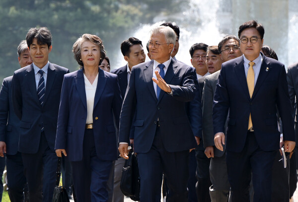 문재인 전 대통령 내외, 우원식 국회의장과 참석자들이 25일 오후 서울 여의도 국회 도서관에서 열린 4.27 판문점선언 7주년 기념식에 참석하고 있다. 사진=연합뉴스