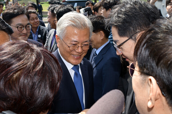 문재인 전 대통령이 25일 서울 여의도 국회 도서관에서 열린 4·27 남북 판문점선언 7주년 기념식에 참석하며 더불어민주당 김경수 대선 경선 후보와 인사하고 있다. 사진=연합뉴스