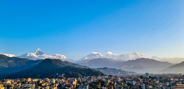 포카라에서 바라다보이는 은빛 만년설의 안나푸르나, 마차푸차레 산군.포카라는 네팔 제2의 호반 도시로 히말라야 트레킹의 관문이다.