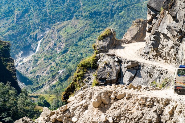 무스탕 가는 길은 멀고 험난하다. 벼랑 위로 난 오프로드 수준의 좁고 구불구불한 비포장도로가 오금을 절이게 한다.