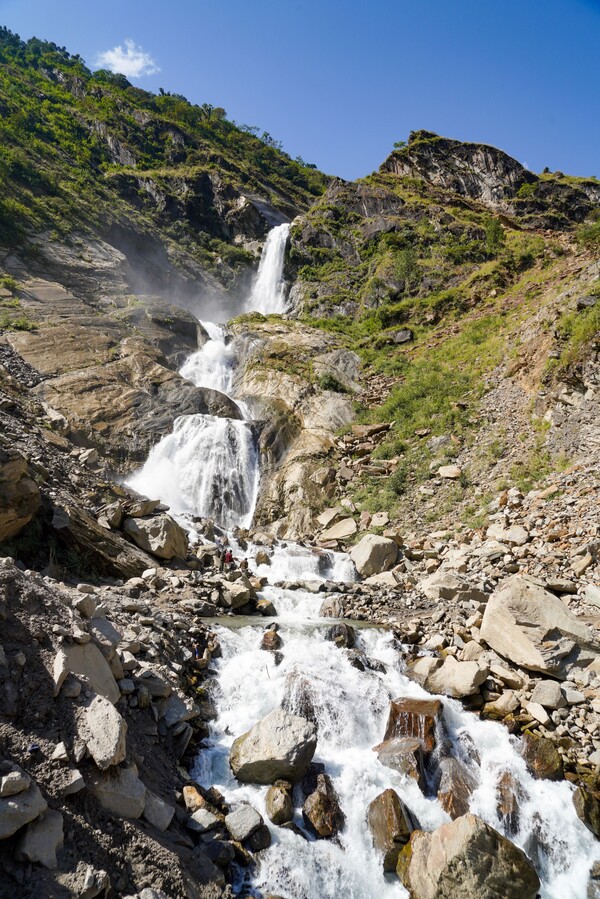 마르파 못미쳐 강가 도로변에 있는 거대한 룹세폭포(Rupse Falls). 높이가 300m에 달하고 수량도 풍부해 웅장해 보인다.