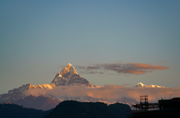 세계 3대 미봉인 마차푸차레가 석양빛에 물들며 멋진 자태를 뽐내고 있다. 이 산은 종교적 이유로 정상 등정이 금지된 미답의 처녀봉이다.