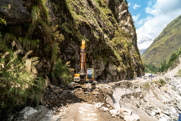 산사태로 도로가 붕괴, 불도저가 응급 복구작업을 하고 있다. 40여 분 길이 막혔다.