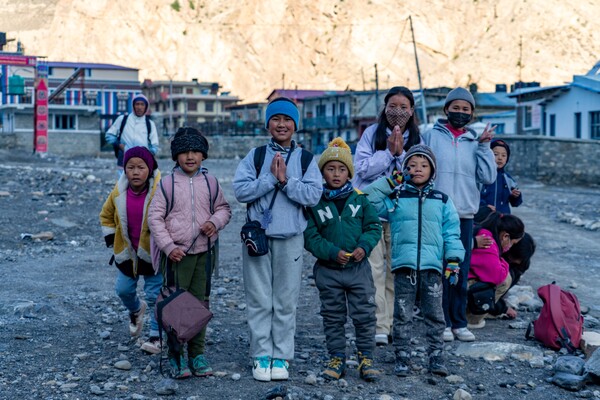 좀솜마을의 아이들이 두손 모아 합장하며 반갑게 ‘나마스테’ 인사를 하고 있다.