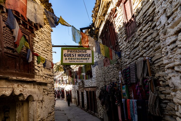 히말라야 무역의 거점이자 주요 사과단지인 마르파의 골목 풍경. 좁은 골목에 아담한 호텔, 게스트하우스, 음식점, 카페, 기념품점, 사과 가게 등이 줄지어 있는 전형적인 시골 관광마을로 외국 여행자들이 많이 찾는다.