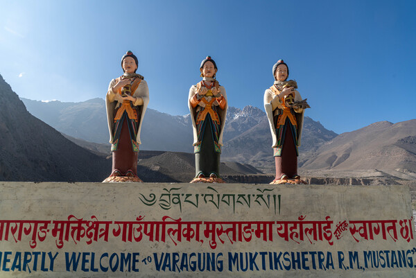 카그베니로 가는 도중 도로변에 서 있는 티베트 전통 복장을 한 세 명의 여인 동상이 무스탕 방문을 환영하듯 우리를 맞는다.