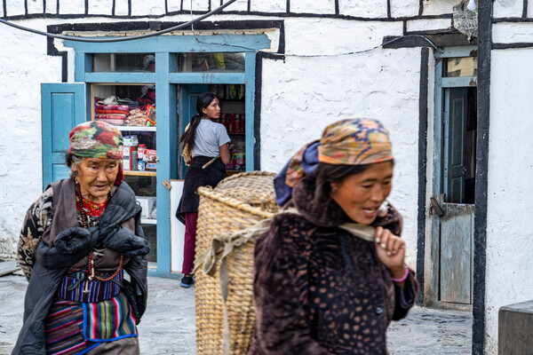대나무 바구니를 멘 산골 아낙네가 보이는 좀솜의 거리 풍경