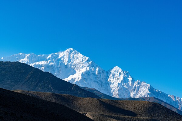 좀솜과 카그베니를 내려다보고 있는 닐기리봉의 은빛 만년설이 눈부시다.
