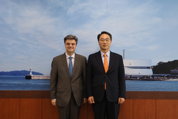 우동식 국립인천해양박물관장(오른쪽)과 루카스 초코스 주한 그리스대사가 지난 25일 양국 간 해양문화 협력 방안을 논의한 후 기념 촬영을 하고 있다./국립인천해양박물관