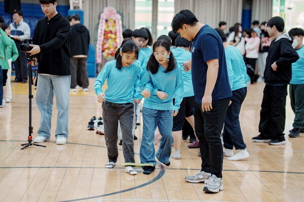 제9회 자생 꿈나무 올림픽에 참가한 어린이들이 2인 3각 달리기를 준비하고 있다./자생한방병원 제공