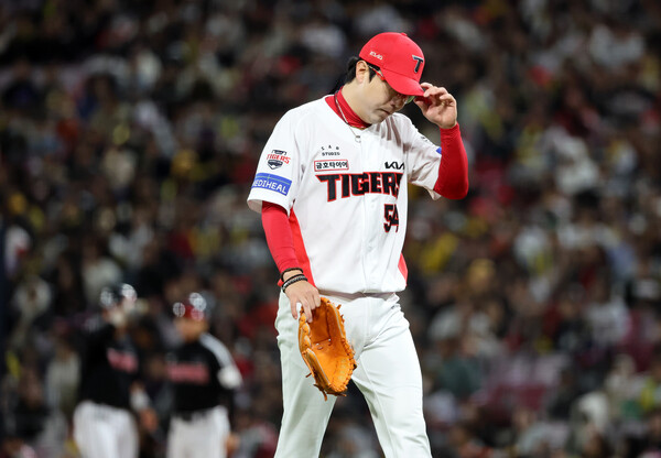25일 광주기아챔피언스필드에서 열린 프로야구 LG 트윈스와 KIA 타이거즈의 경기. KIA 선발투수 양현종이 6회초 무사 만루에서 교체되고 있다. /연합뉴스