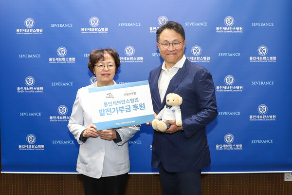용인세브란스병원은 최근 '언젠가는 슬기로울 전공의 생활' 제작사인 에그이즈커밍이 기부금을 전달했다고 밝혔다./용인세브란스병원 제공