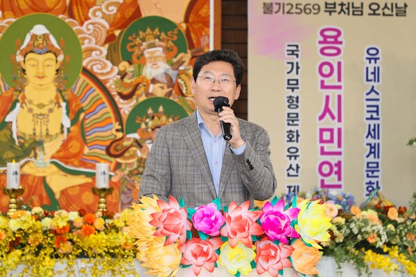 용인특례시(시장 이상일)는 27일 시청 야외음악당에서 ‘용인 시민 연등 축제·봉축법요식’을 개최했다./ 용인특례시 제공