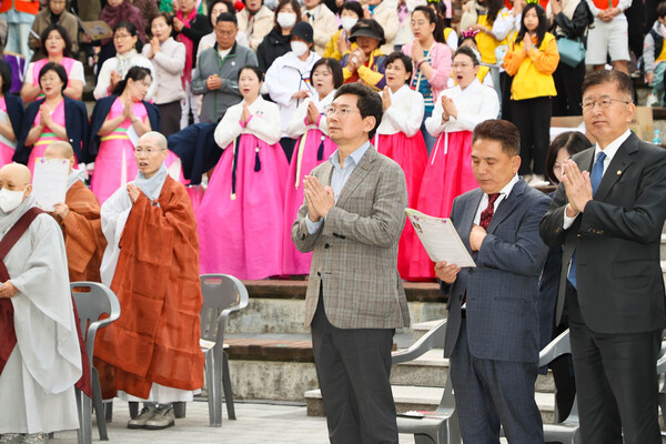 이상일 시장은 부처님께 여섯 가지 공양물을 올리는 육법공양에 참여한 뒤, 법요식 인사말에서 “우리가 유마경의 ‘네가 아프면 내가 아프다’는 말씀만이라도 가슴에 새기고 실천한다면 이 세상에 평안이 찾아올 것”이라며 자비의 실천을 강조했다./ 용인특례시 제공