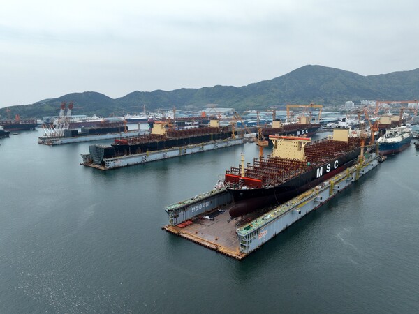 한화오션 거제사업장 내 플로팅 도크에서 건조되고 있는 선박./한화오션 