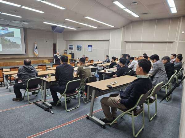 신경철 사장은 “법령 전달에 그치지 않고, 관리감독자들이 스스로 사고를 예방하고 대응할 수 있는 실질적 역량을 키우는 것이 목표”라며, “앞으로도 현장과 소통하는 참여형 안전교육을 지속적으로 확대해 나가겠다”고 강조했다./ 용인도시공사 제공