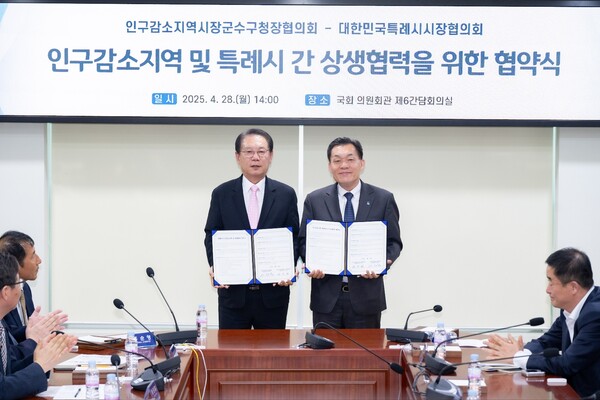 이재준 시장은 협약식에서 “오늘 이 자리는 특례시와 인구감소지역이 함께 지방자치분권의 새로운 모델, 지역성장의 새로운 모델을 만들어가는 첫걸음”이라며 “특례시뿐 아니라 전국 대도시가 인구감소지역과 협력할 수 있도록 국회와 정부가 강력히 지원해주길 기대한다”고 강조했다./ 수원특례시 제공