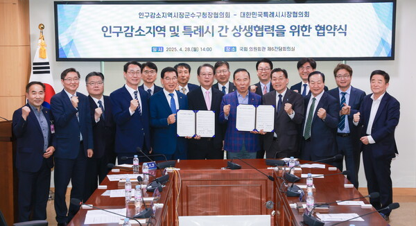 협약식 후, 이재준 시장과 송인헌 군수는 신정훈 행정안전위원장에게 공동협력 사업에 대한 행·재정적 지원을 요청하는 ‘공동건의문’을 전달했다. / 수원특례시 제공