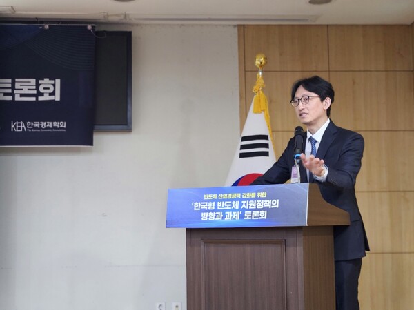 28일 국회 '한국형 반도체 지원정책의 방향과 과제' 토론회 발제자로 나선 김덕파 고려대학교 교수가 한국 반도체 산업 현황과 정책적 제언 사항을 짚고 있다. / 사진=이호영 기자.