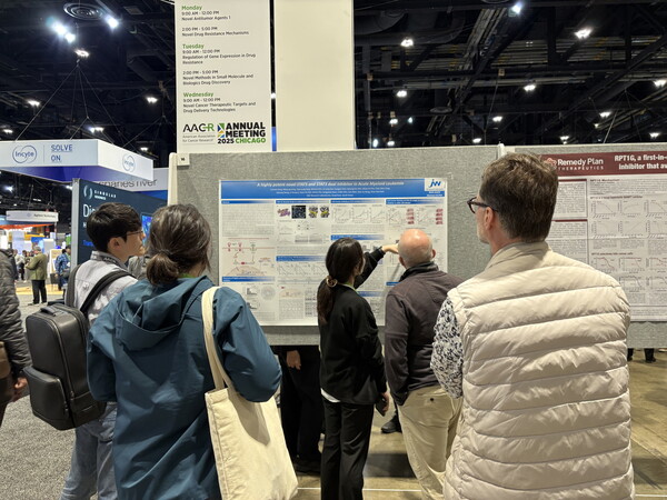 C&C신약연구소가 28일(현지시간) 미국 시카고에서 열린 ‘AACR 2025’에서 급성골수성백혈병 치료제로 개발 중인 STAT5/STAT3 이중 억제제 후보물질 CNC-01의 비임상 연구 결과를 포스터 발표했다. /JW홀딩스 제공