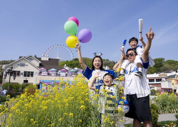 포시즌스가든에  바오패밀리 콜라보 유니폼을 입고 놀러온 가족. /에버랜드 제공