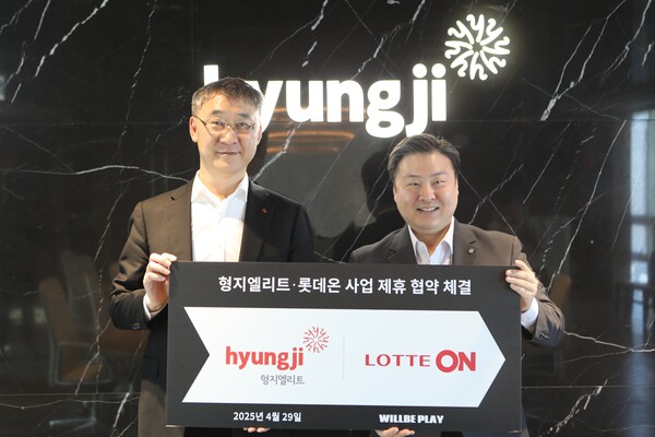 롯데쇼핑의 e커머스 플랫폼 롯데온(LOTTE ON)이 4월 29일 형지엘리트와 전략적 업무제휴협약(JBP, Joint Business Plan)을 체결했다고 30일 밝혔다. 사진 왼쪽부터 롯데쇼핑 e커머스사업부 박익진 대표와 형지엘리트 최준호 대표이사가 인천 송도에 위치한 형지 본사에서 JBP 체결 기념사진을 촬영하고 있다. / 롯데온 제공