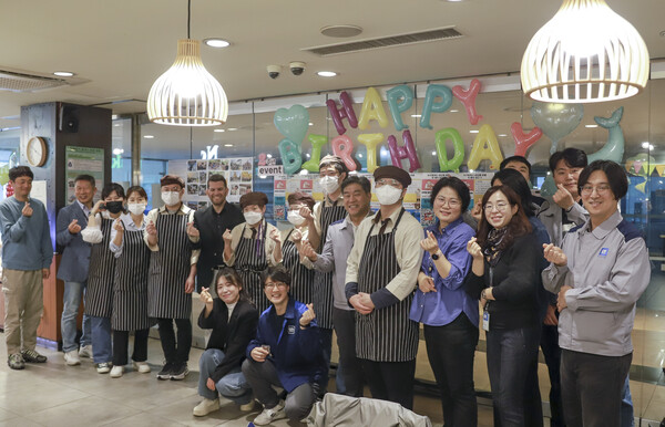 지난 29일 노틀담베이커리 오픈 2주년 축하 이벤트 행사에서  GM 한국사업장 임직원과 노틀담베이커리 직원 및 관계자들이 기념 사진을 촬영하고 있다/ 한국GM