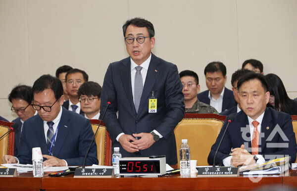 유영상 SK텔레콤 대표이사가 30일 국회 과학기술정보방송통신위원회의에서 열린 방송통신 분야 청문회에서 유심 해킹 사태에 대해 사과하고 있다. 사진=연합뉴스