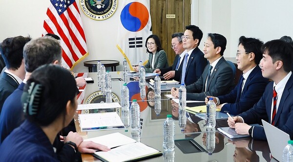 안덕근 산업통상자원부 장관이 지난 24일(현지시간) 미국 워싱턴 D.C. 무역대표부 회의실에서 제이미슨 그리어 미국 무역대표부 대표와 면담하고 있다./연합뉴스