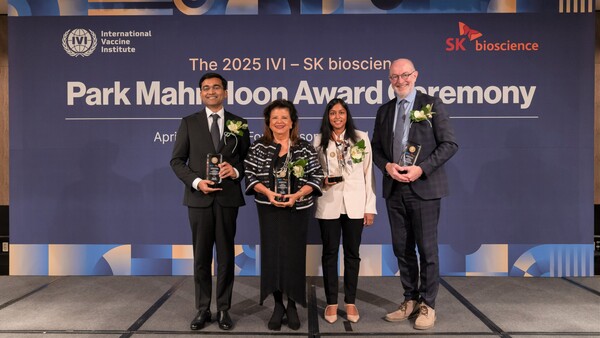 (왼쪽부터) 2025년 박만훈상 수상자 아난다 산카 반디요파디야 박사, 루이자 헬레나 트라자노 대표, 스베타 자넘팔리 대표, 스베타 자넘팔리 교수./SK바이오사이언스 제공